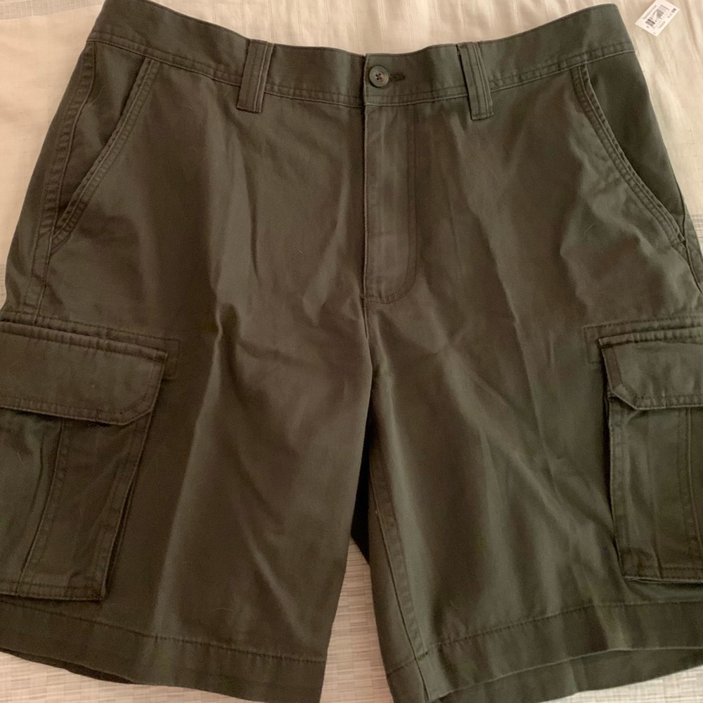 Men's Amazon Essentials dark olive green cargo denim jean shorts for men, large